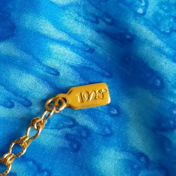 Vintage 1928 Collection Porcelain Rose braided pearl choker and earrings - Picture 2 of 2